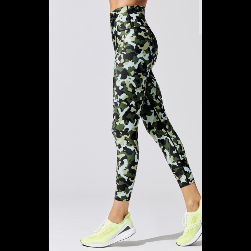 NWT Carbon38 camo leggings